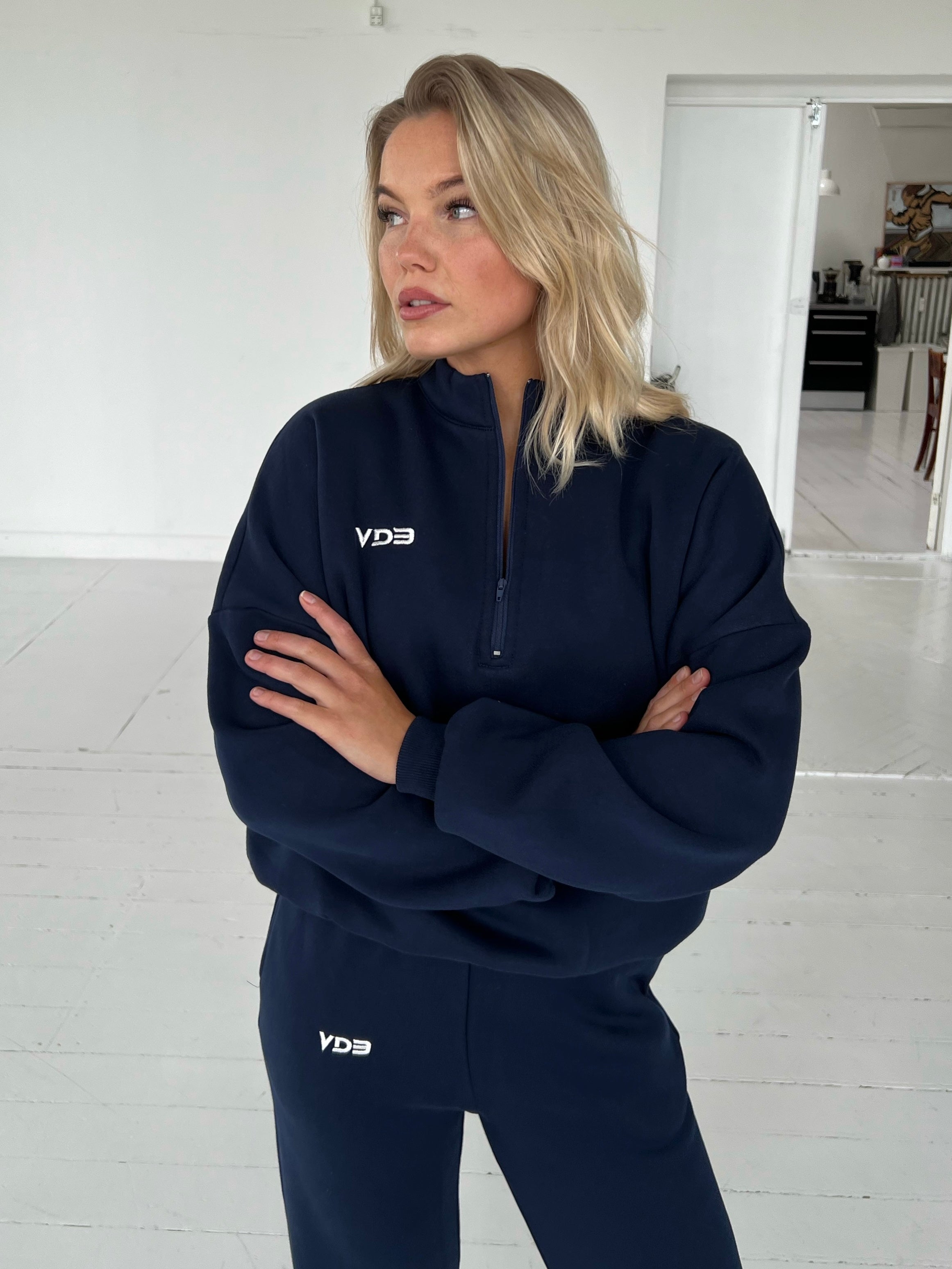 VDB zipper sweatshirt - mørk blå (hvidt logo)